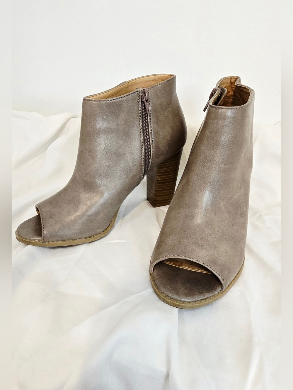 Report Rowdy Peep Toe Ankle Booties Taupe Block Heel Zip Women’s Size 9 - Picture 5 of 8
